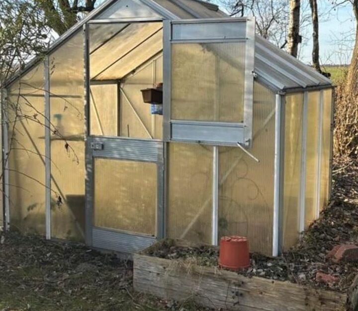 IGS Friesland-Süd betreibt Selbstversorgergarten: das neue Gewächshaus ist fertig