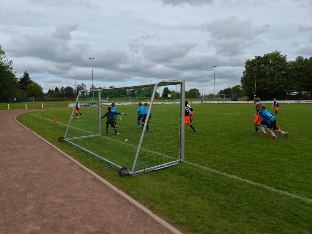 Kreisgruppenentscheid_Jugend trainiert: auf dem fußballplatz