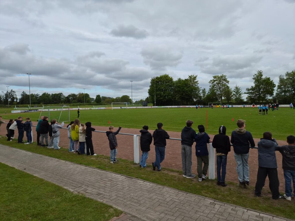 Kreisgruppenentscheid_Jugend trainiert: Zuschauer am Rande des Fußballplatzes