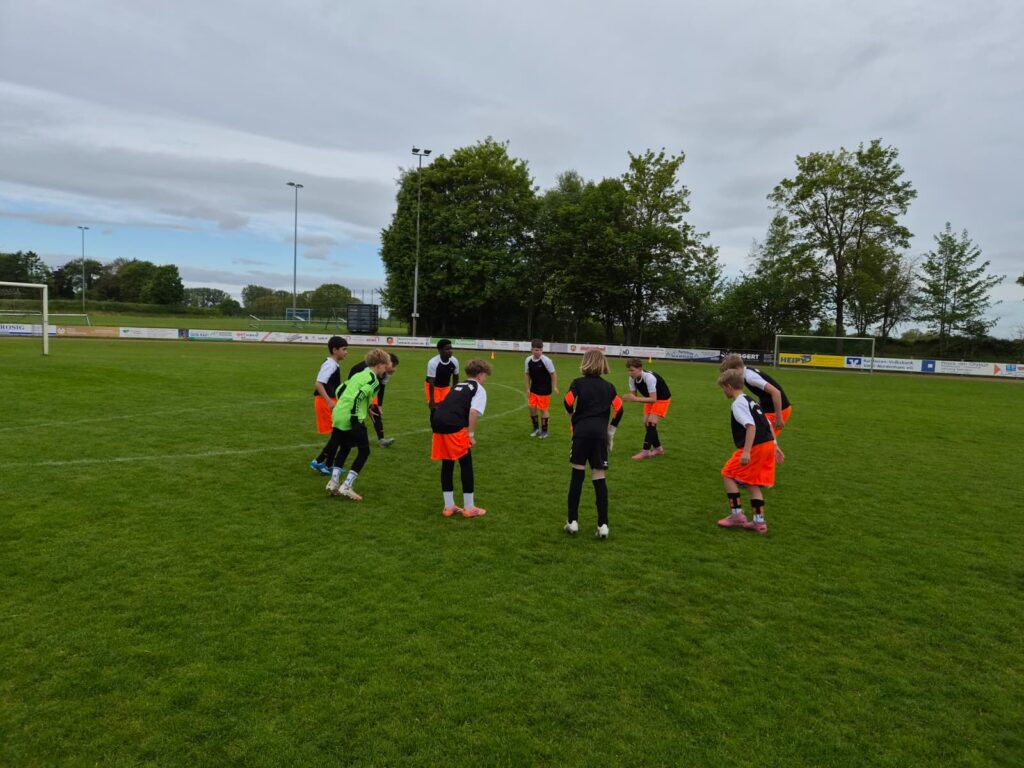 Kreisgruppenentscheid_Jugend trainiert: Spieler im kreis auf dem Rasen