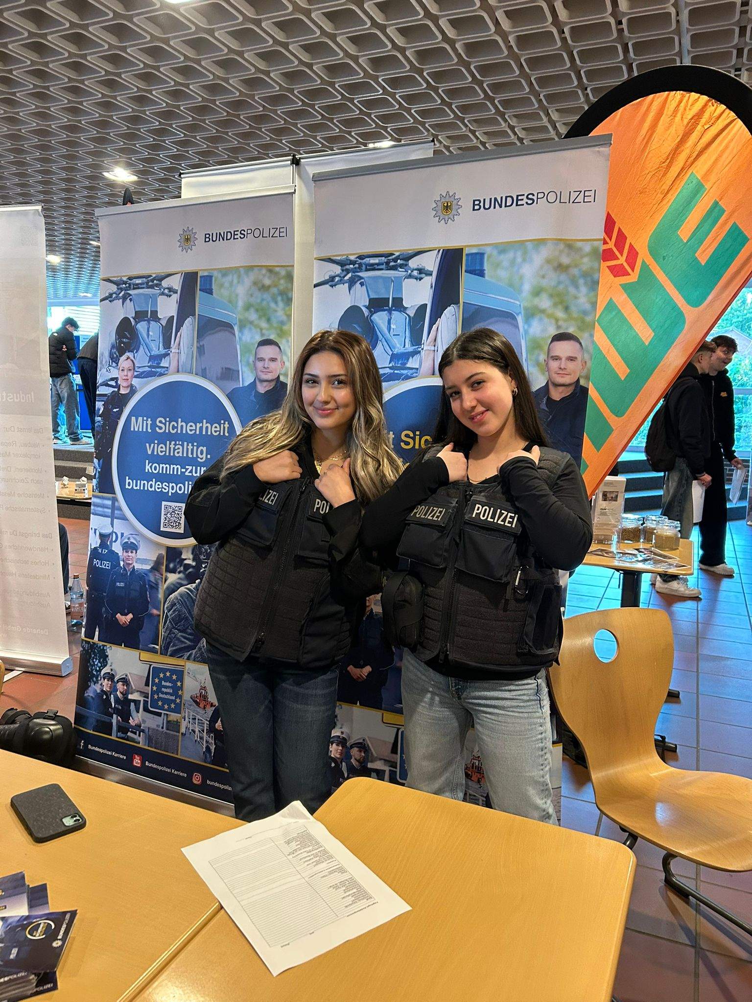 Markt der beruflichen Möglichkeiten mit interessierten Fragen, motivierten Schülern und spannenden Gesprächen