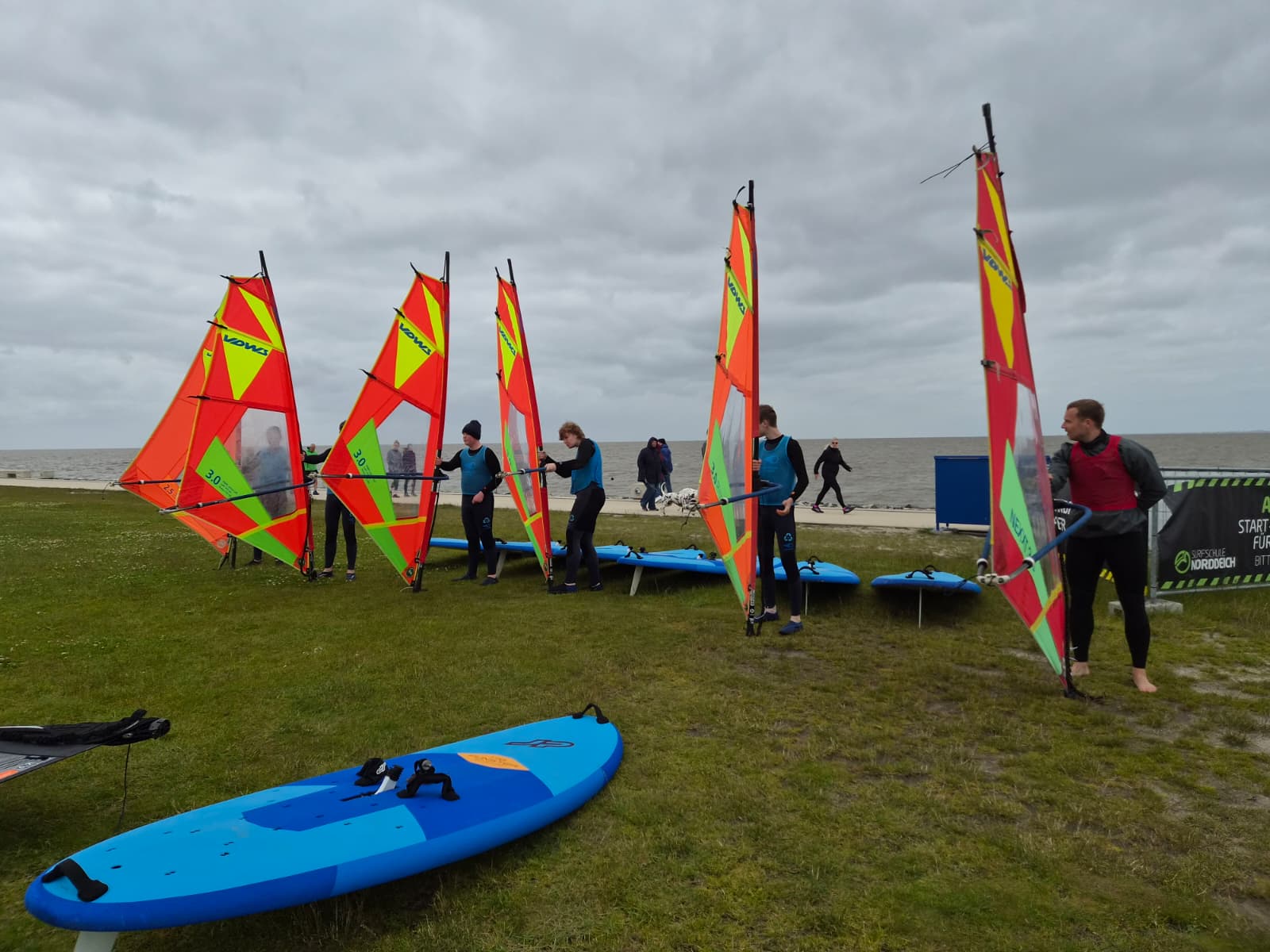 Trockenübungen beim Windsurfen in der Gruppe von Schülern