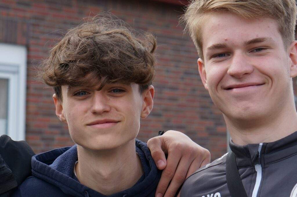 Zwei Schüler der IGS-Friesland-Süd