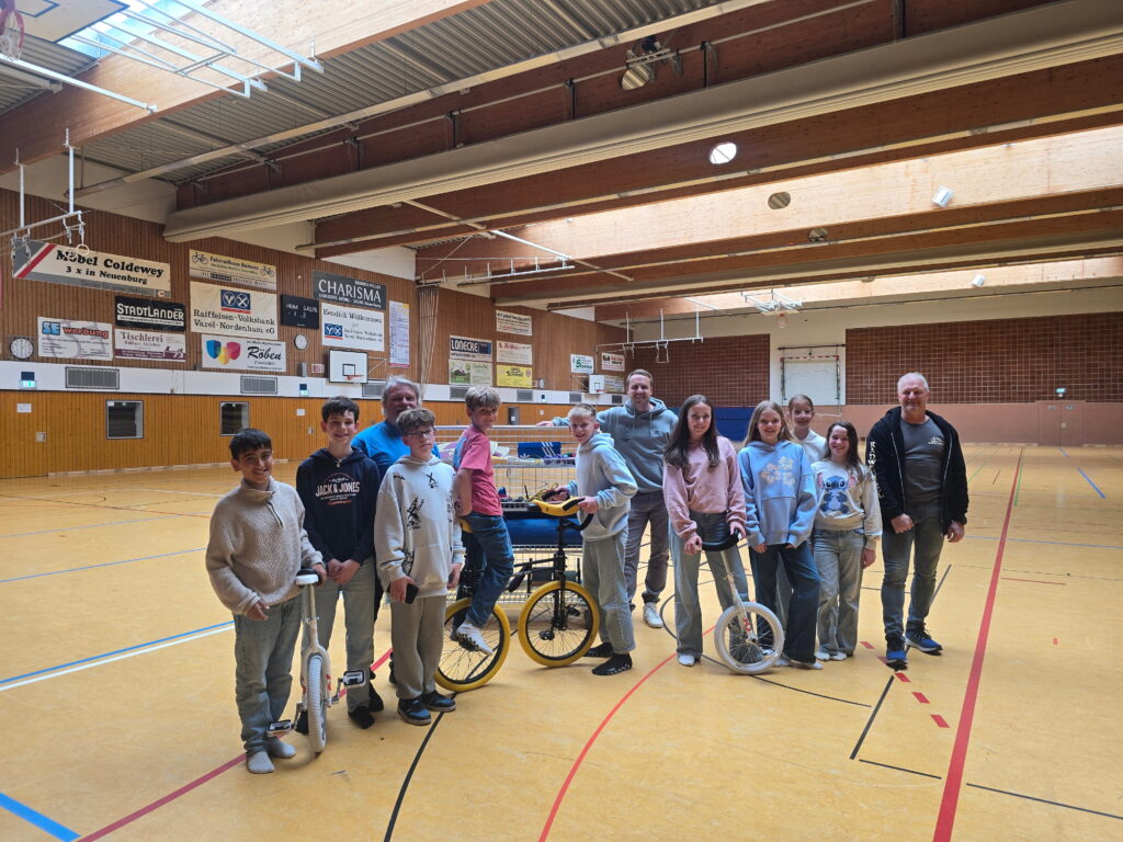 Sportfreundliche Schule: IGS Friesland-Süd hat Einräder für die bewegte Pause