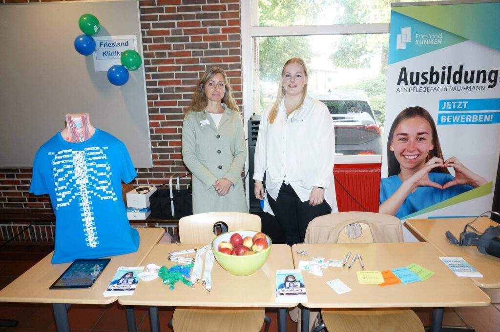friesland kliniken bei der Ausbildungsveranstaltung an der IGS Zetel