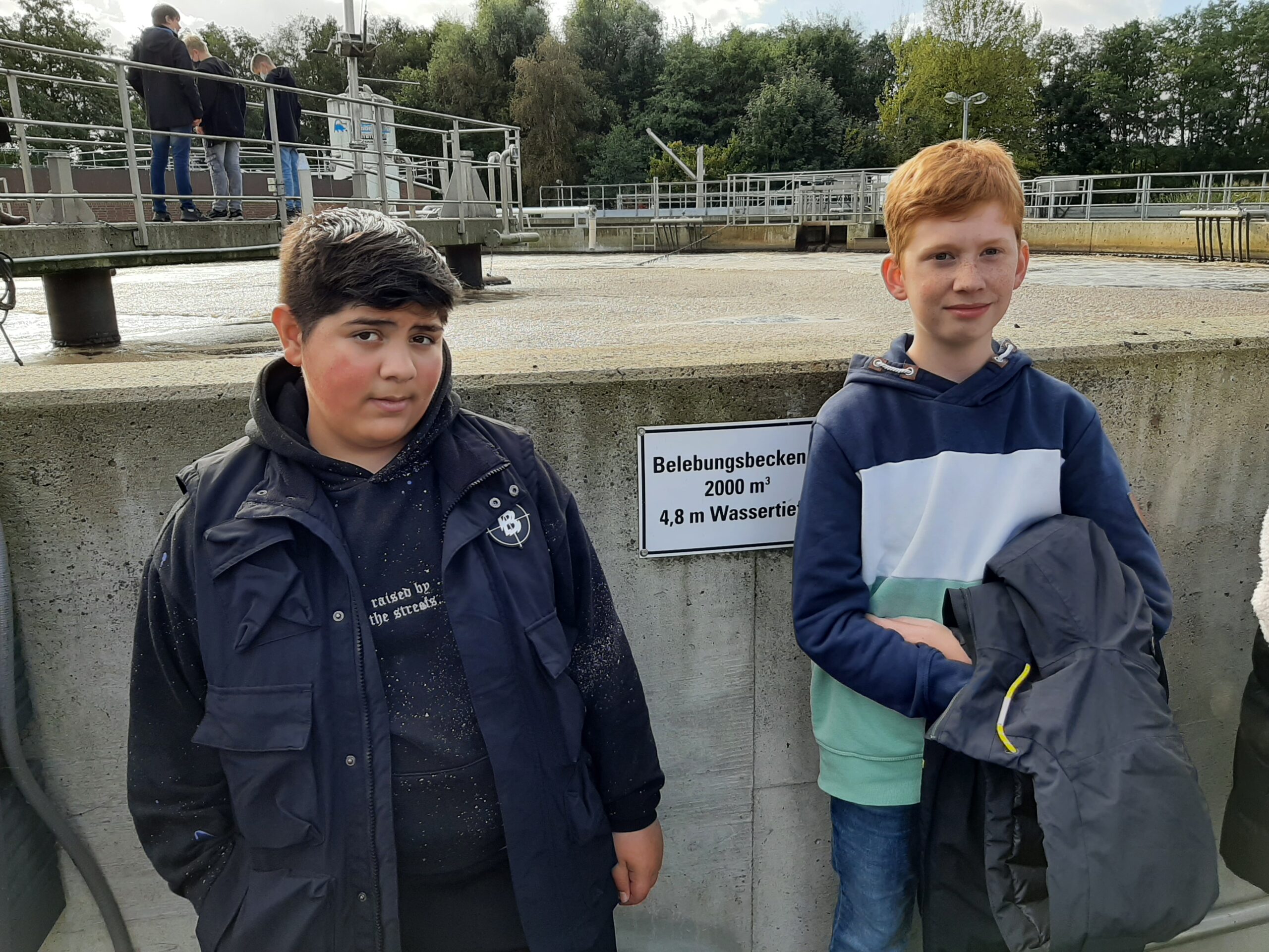2 jungen vor der kläranlage zetel