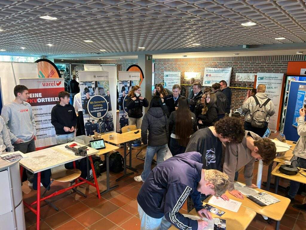 Markt der beruflichen Möglichkeiten mit interessierten Fragen, motivierten Schülern und spannenden Gesprächen Markt der beruflichen Möglichkeiten IGS Friesland-Süd