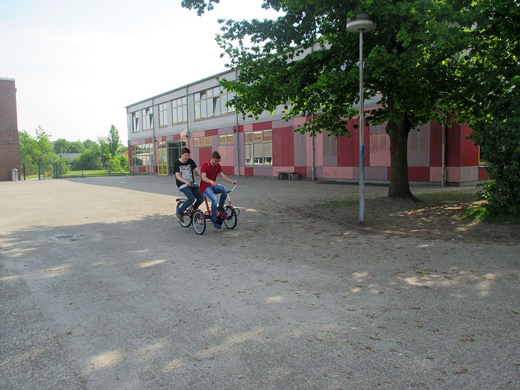 Schüler fahren Rad auf Schulhof