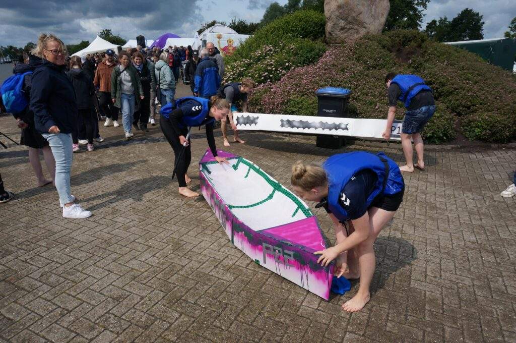 kartonbootregatta, Botte zu Wasser lassen