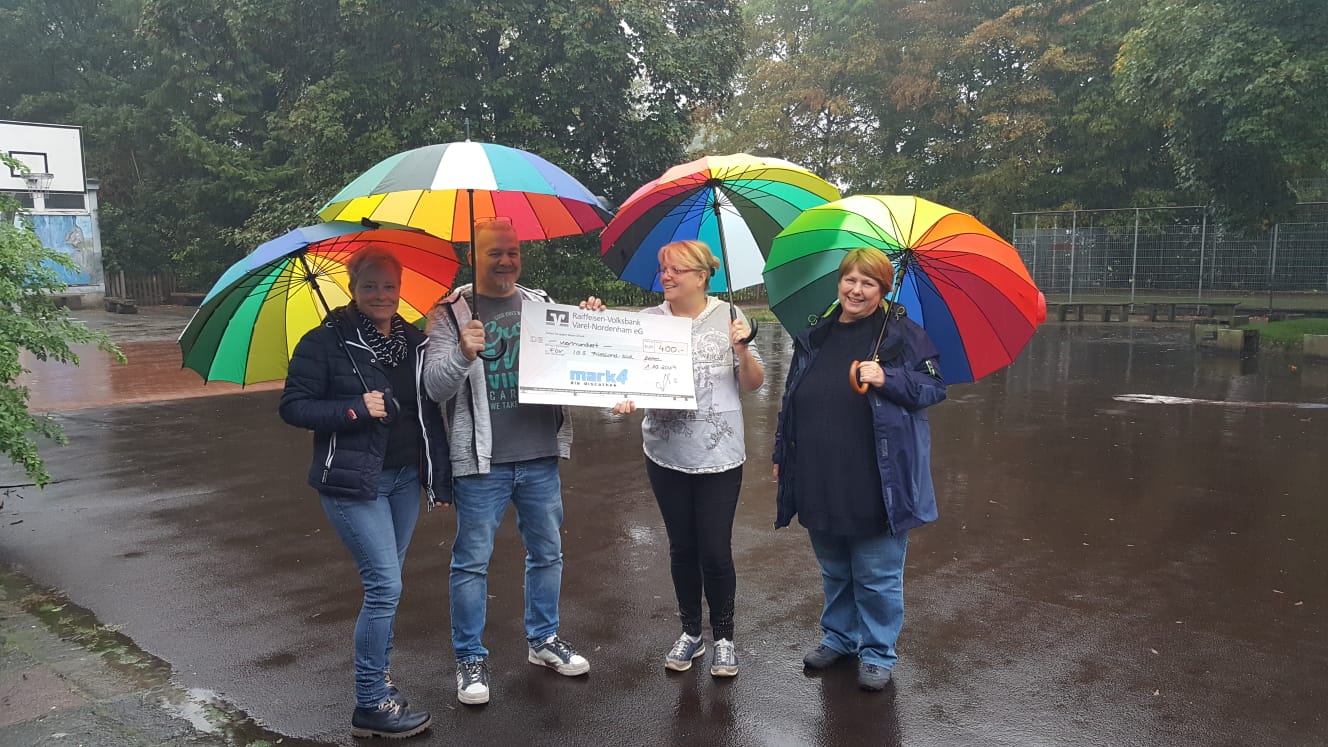 Klassentreffen der Generationen Initiatoren mit Regenschirm