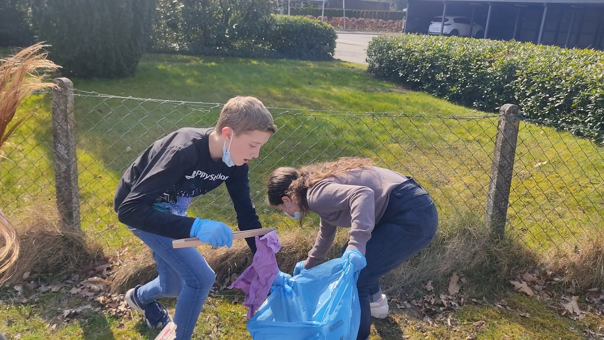 Schüler*innen sammeln Müll beim Naturschutztag 
