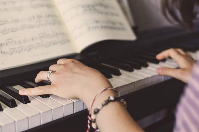 Profilklasse Musik, IGS Friesland-Süd, Kind spielt Piano