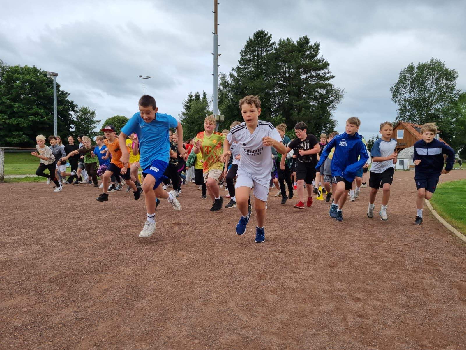 Kinder laufen beim Sponsorenlauf an der IGS Friesland-Süd 2025