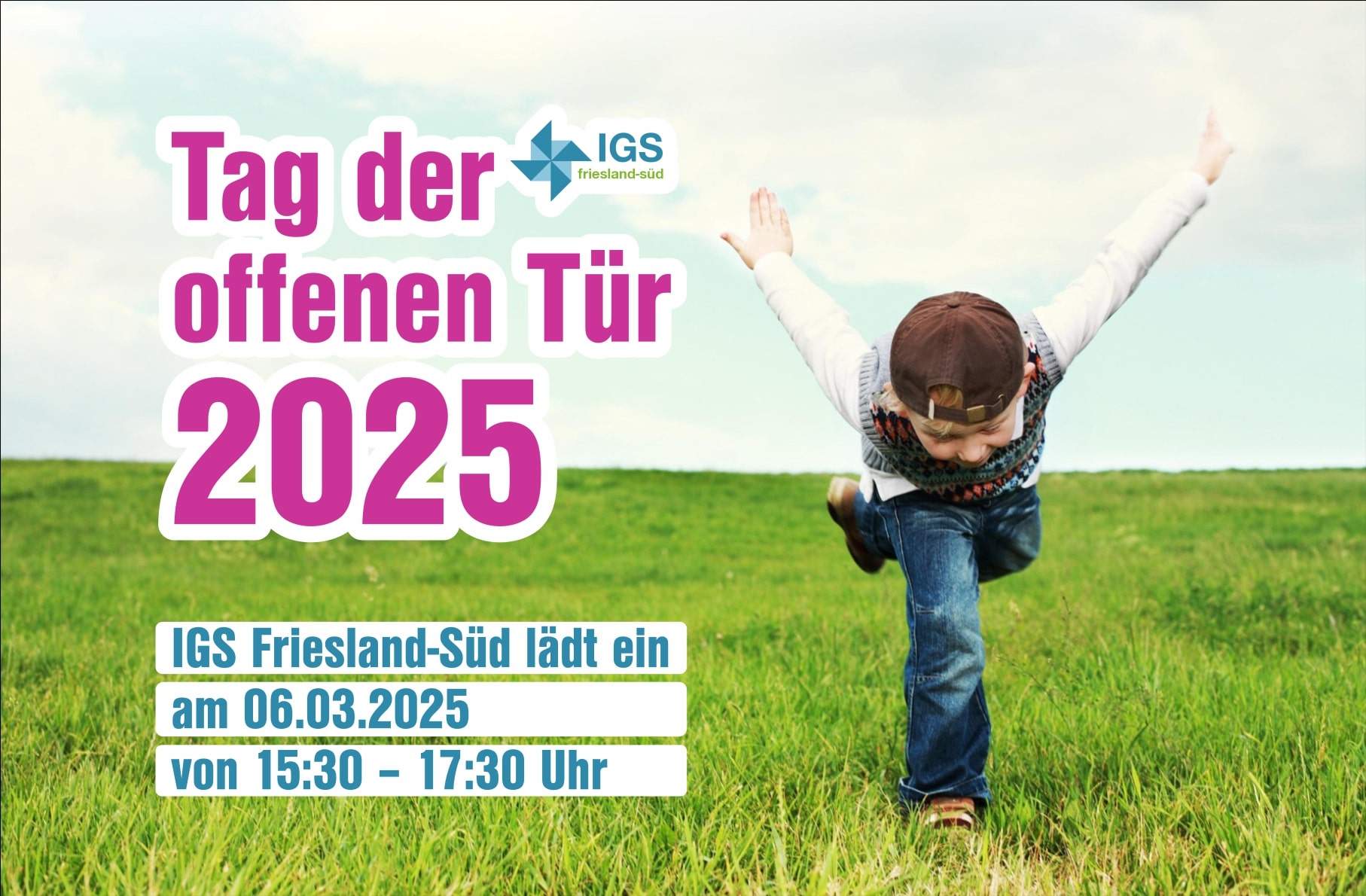 Kind spielt Flieger auf dem Rasen, Tag der offenen Tür 2025 IGS Friesland-Süd