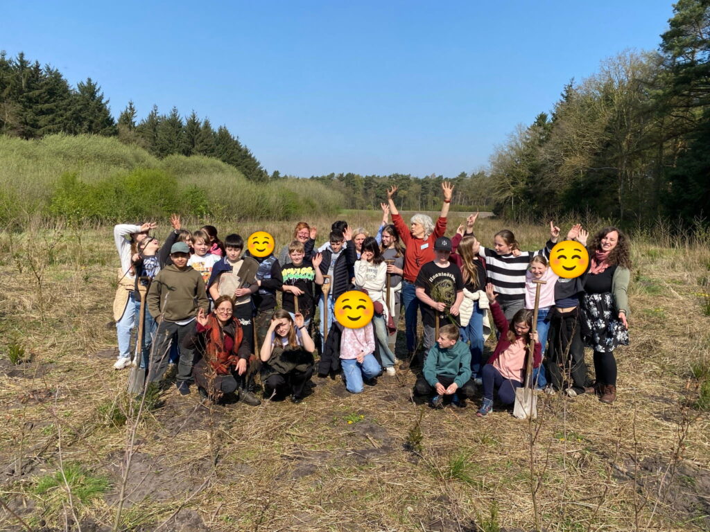 Schülergruppe der IGS Friesland-Süd bei der Waldaufforstungsaktion