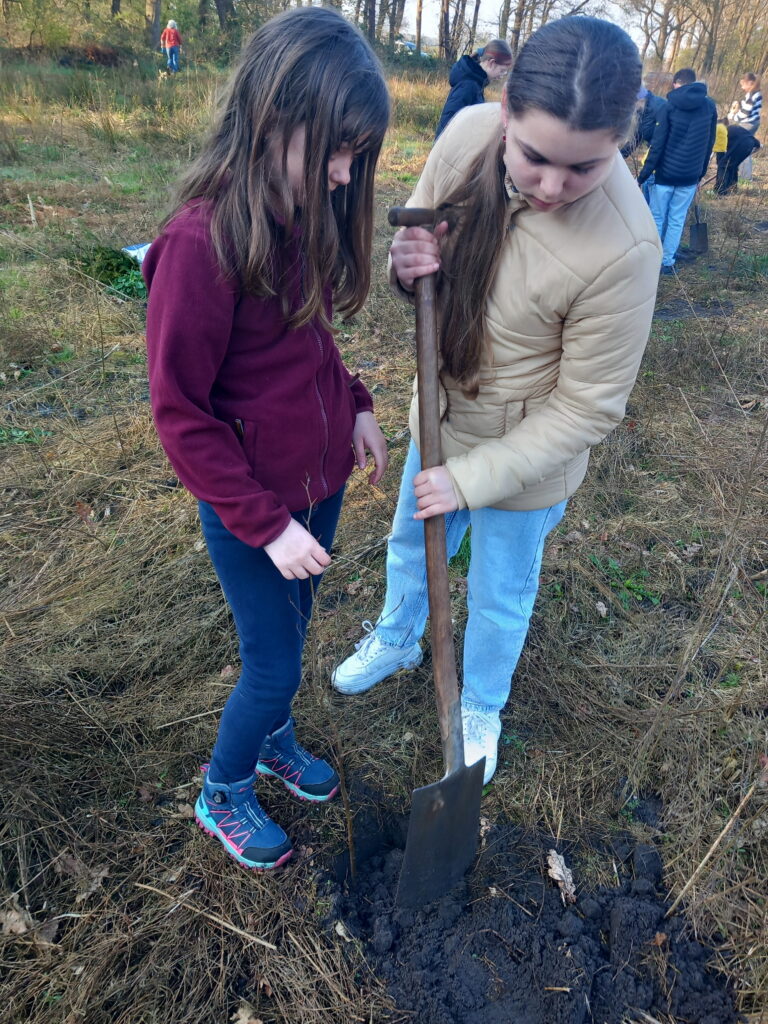 Zwei Schülerinnen der IGS Friesland-Süd bei der Waldaufforstung